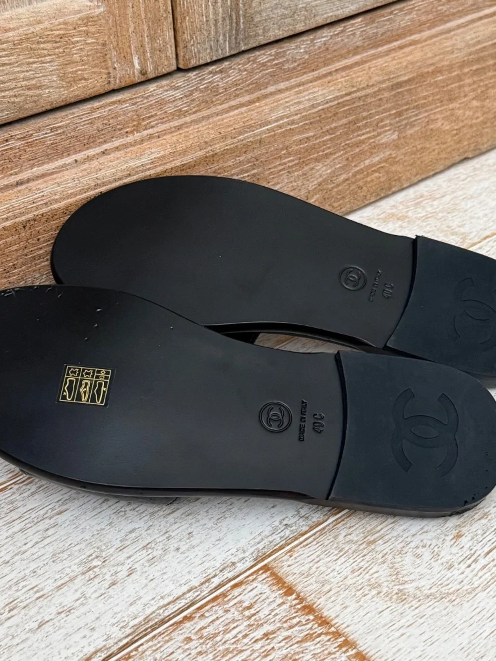 UNWORN Chanel black patent leather Interlocking CC logo slides 40